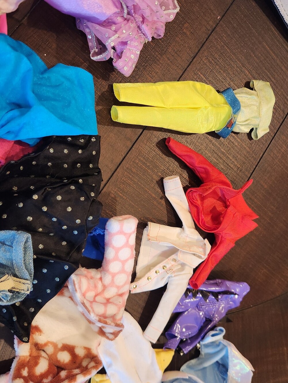 Barbie And Skipper New And Used Clothing And Accessories Huge Lot - Picture 8 of 10
